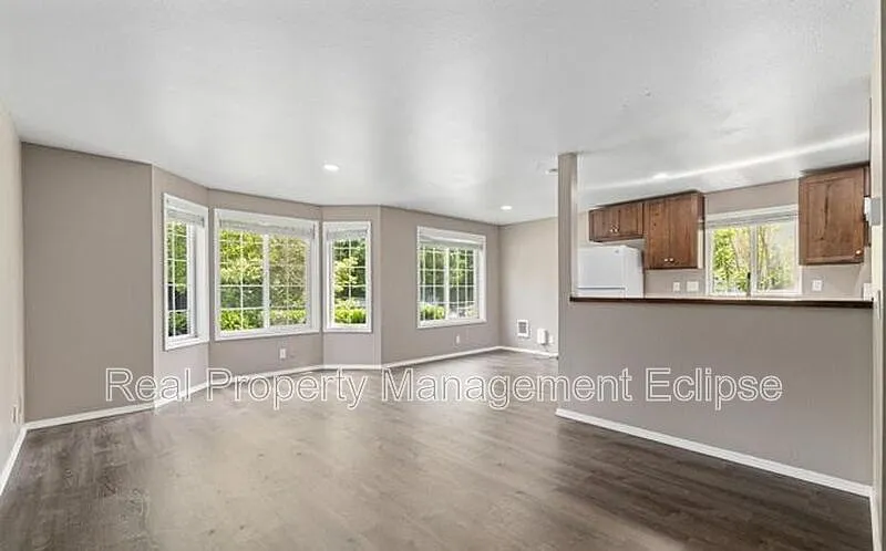 3 bed, 2.0 bath, 1014 sqft, $2,149 — Photo 3