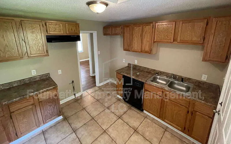 3 bed, 1.0 bath, 1025 sqft, $1,050 — Photo 3