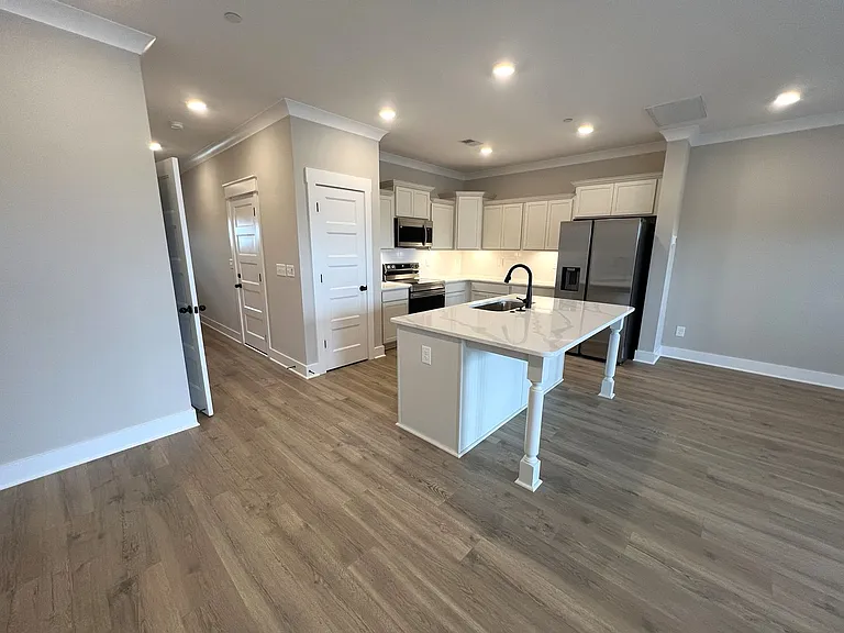 304 Lynwood Station Blvd — Photo 6
