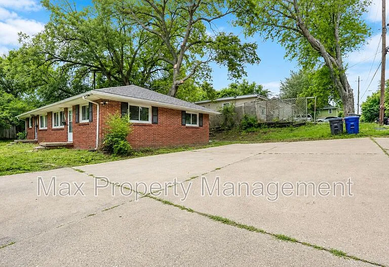 3420 SW 8th St — Photo 3