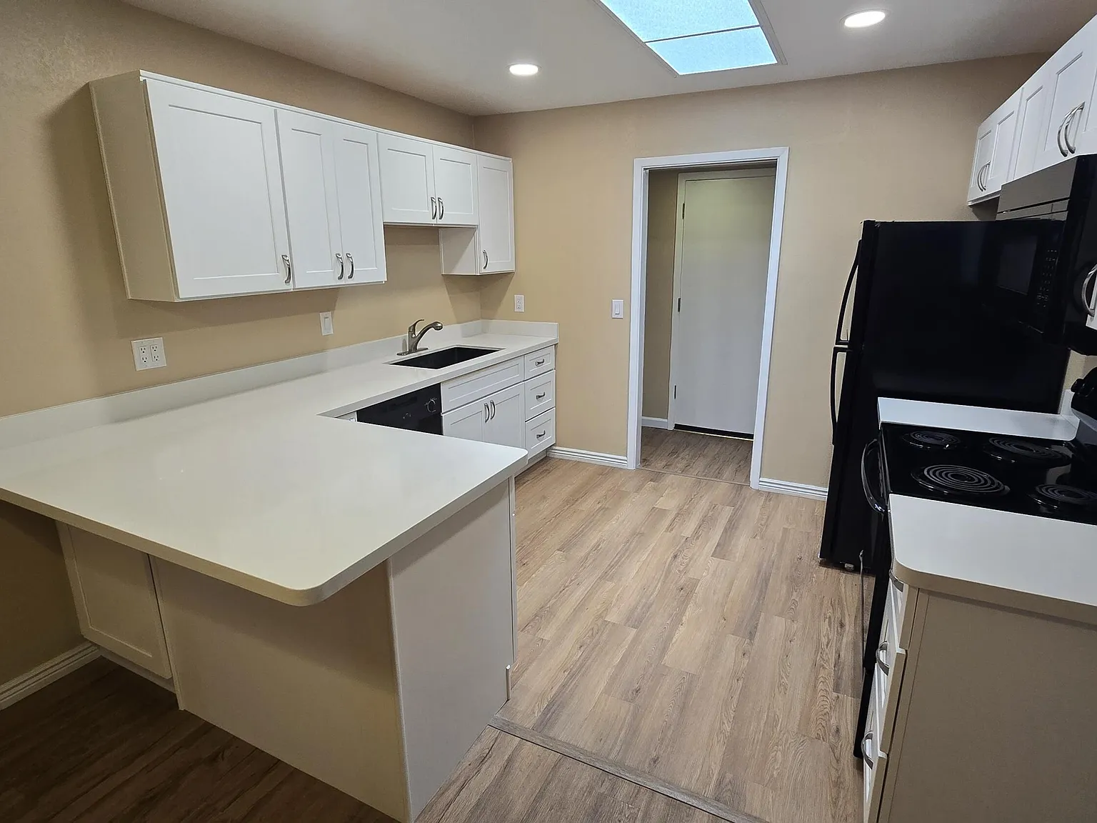 3 bed, 2.0 bath, 1230 sqft, $1,799 — Photo 2