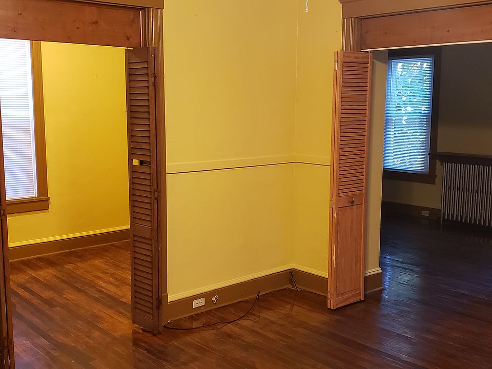 FRONT BEDROOM , MIDDLE BEDROOM