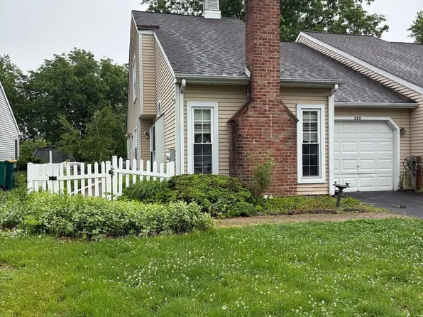 285 Woods Edge Pl, Langhorne, PA 19047