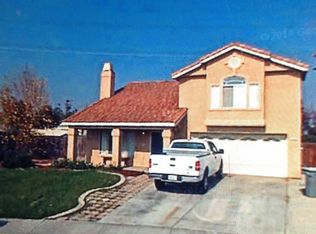 2215 Lamplight Ln, Delano, CA 93215