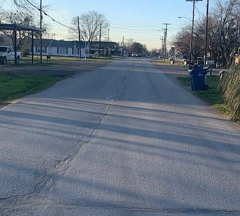 3rd image of 207 S Kaufman St