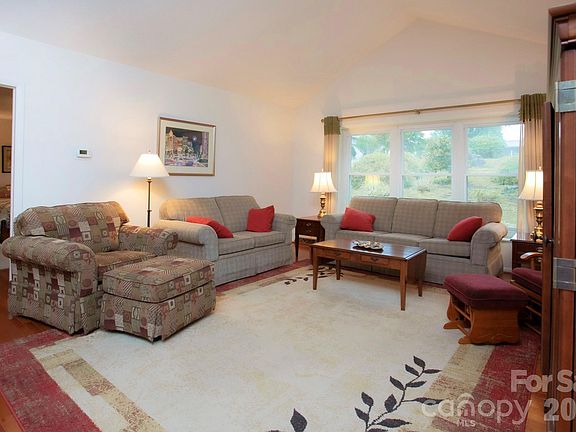 4th image of 104 Richards Dr