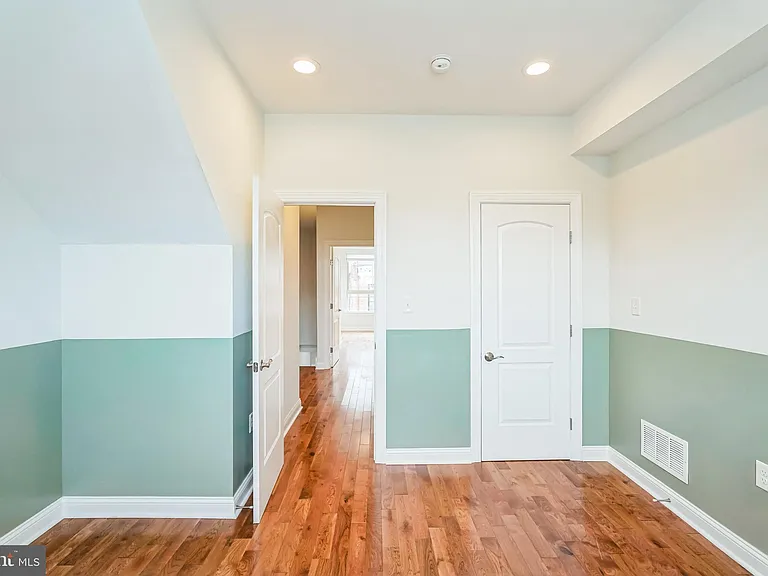 2241 Sears St — Photo 6