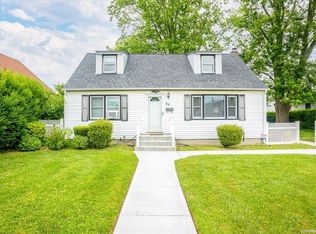 64 Woodward Pkwy, Farmingdale, NY 11735