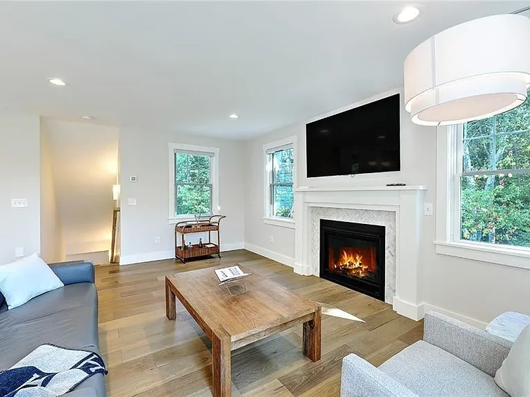 137 Rosebriar Ave — Photo 10