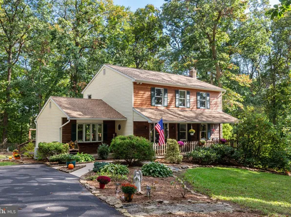 14301 Curvin Dr, Stewartstown, PA 17363