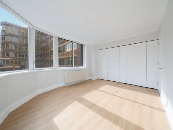 140 Riverside Boulevard image 6 of 11