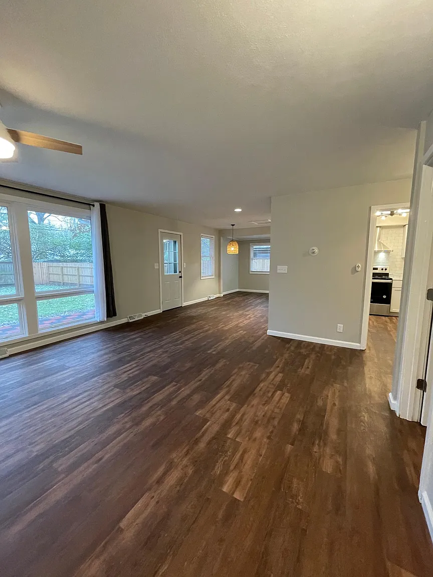 1605 Oxford Dr photo 1