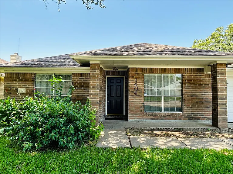 1404 Helmsley Dr — Photo 1