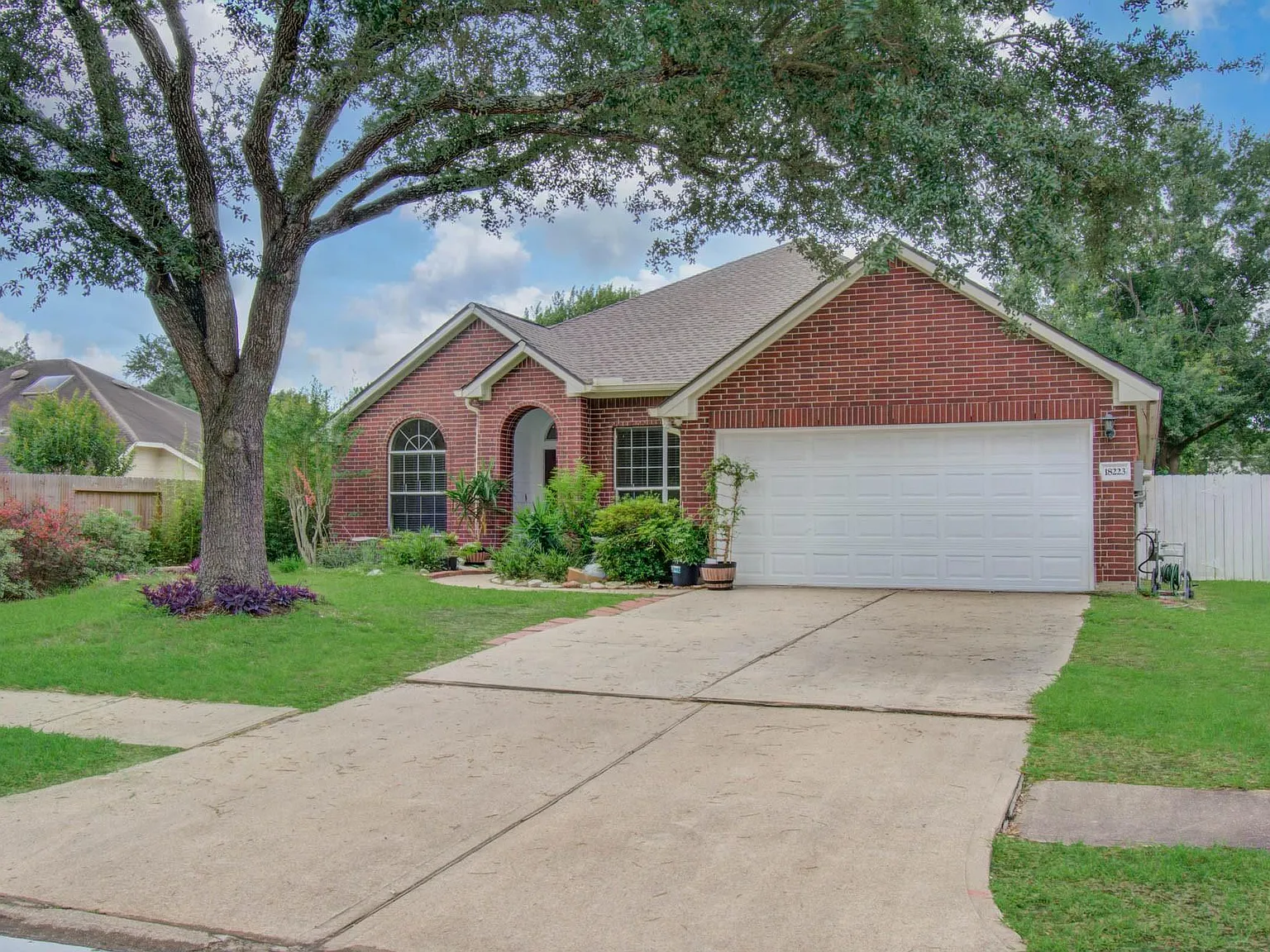 3 bed, 2.0 bath, 2407 sqft, $2,150 — Photo 2