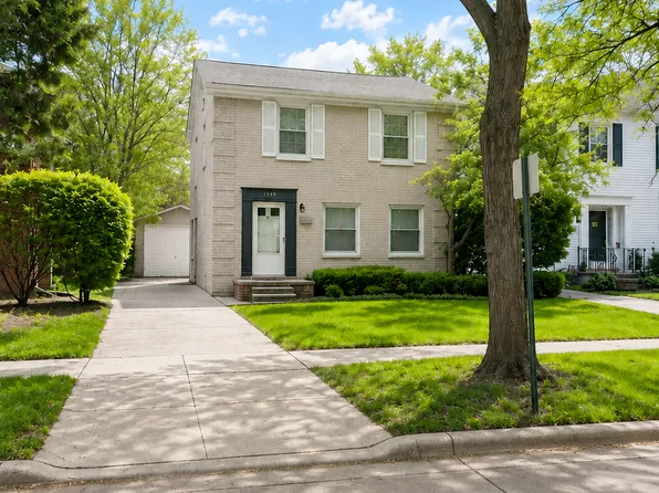 1599 Bournemouth Rd, Grosse Pointe Woods, MI 48236