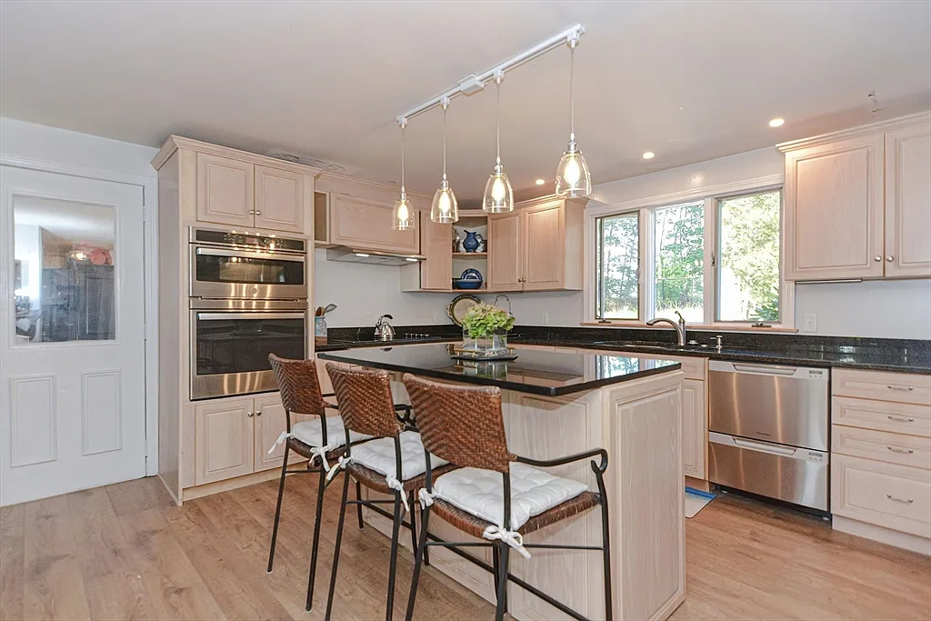 5 bed, 3.0 bath, 2138 sqft, $3,700 — Photo 4