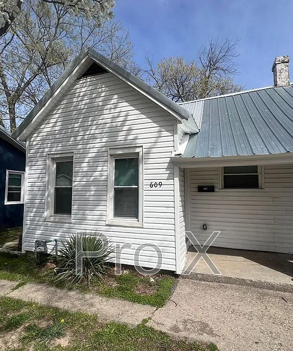 609 W 9th St