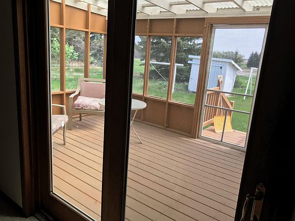 Three-season porch