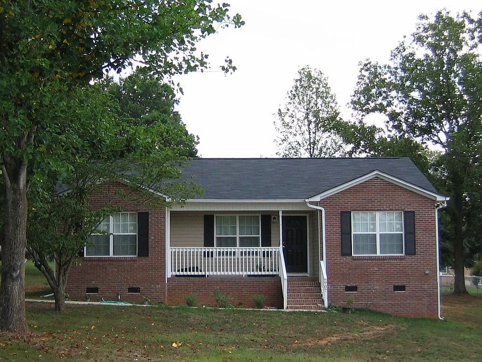 907 Oates Rd - Front View