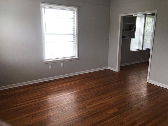 3rd image of 4810 1/2 Lafayette Ave