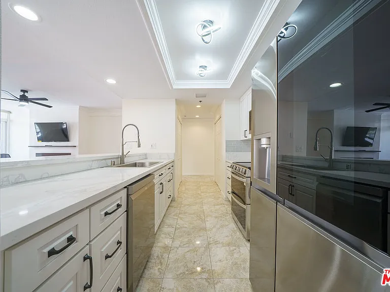 600 W 9th St #1502 — Photo 3