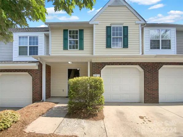 921 Pelican Bay Dr, Pineville, NC 28134