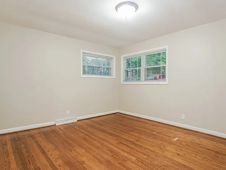 752 Barclay Ln — Photo 12