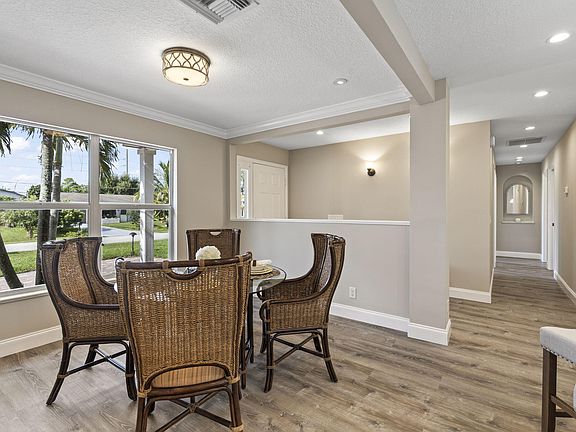 3rd image of 567 SE Chapman Avenue
