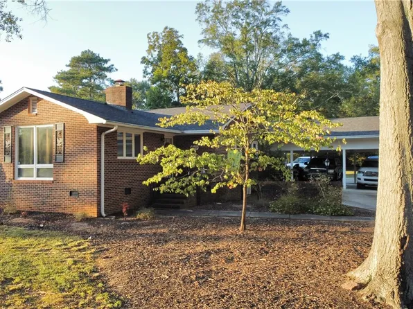 107 Roundtree Ln, Starr, SC 29684