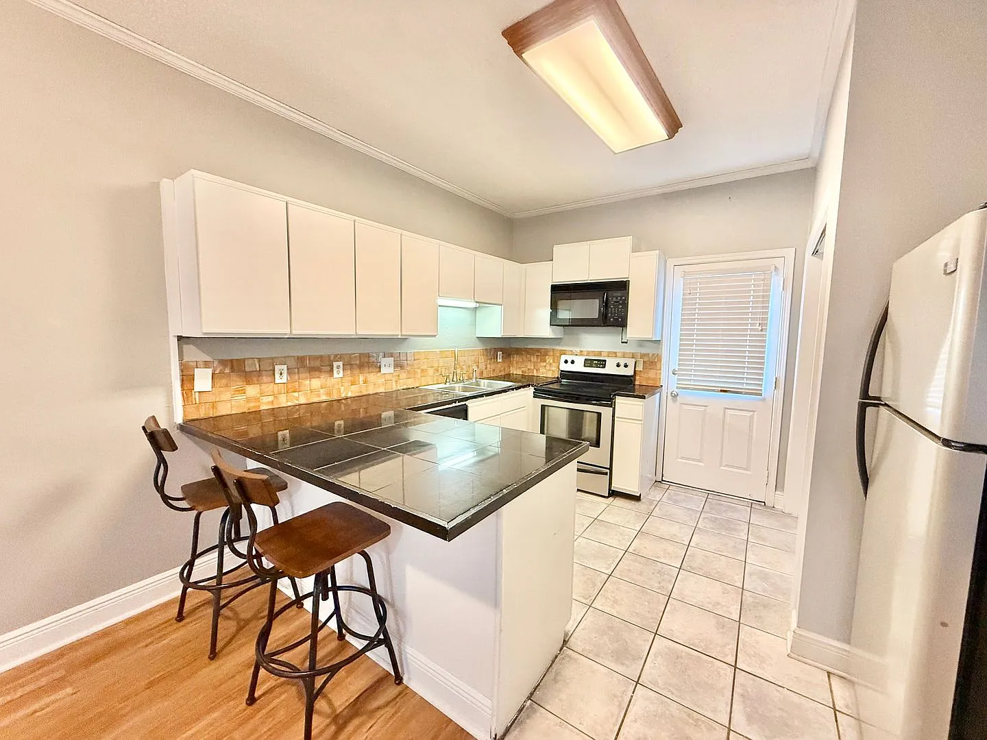 Charming 2 Bed 1 Bath Apartment — Photo 4
