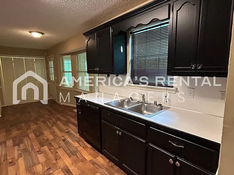 211 Winterberry Ln — Photo 7
