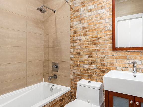 3rd image of 918 Hart St #1L