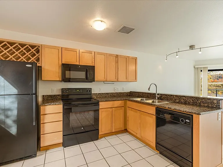 730 NW Naito Pkwy #E22 — Photo 2