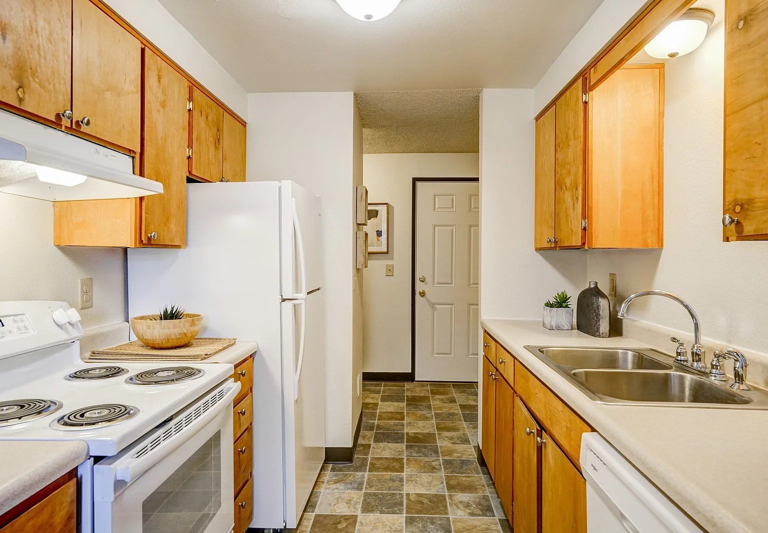 Air Conditioned, Spacious Apartments! Free Water/Sewer/Garbage — Photo 3