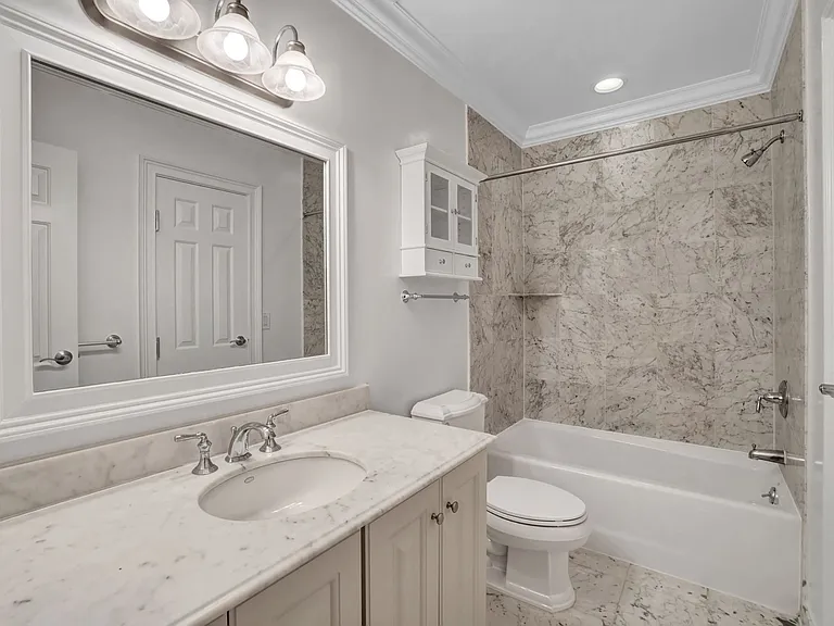 Scarsdale Commons — Photo 23