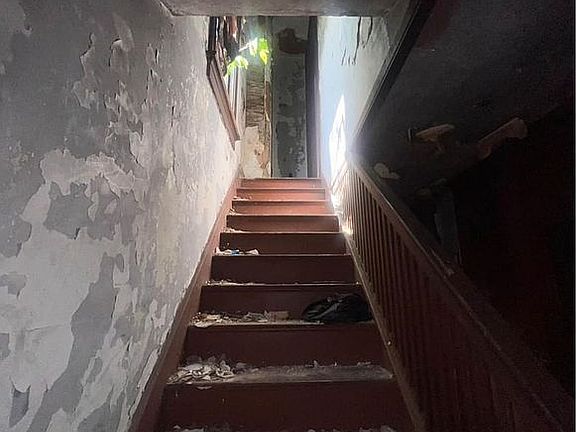5th image of 2711 E 3rd St