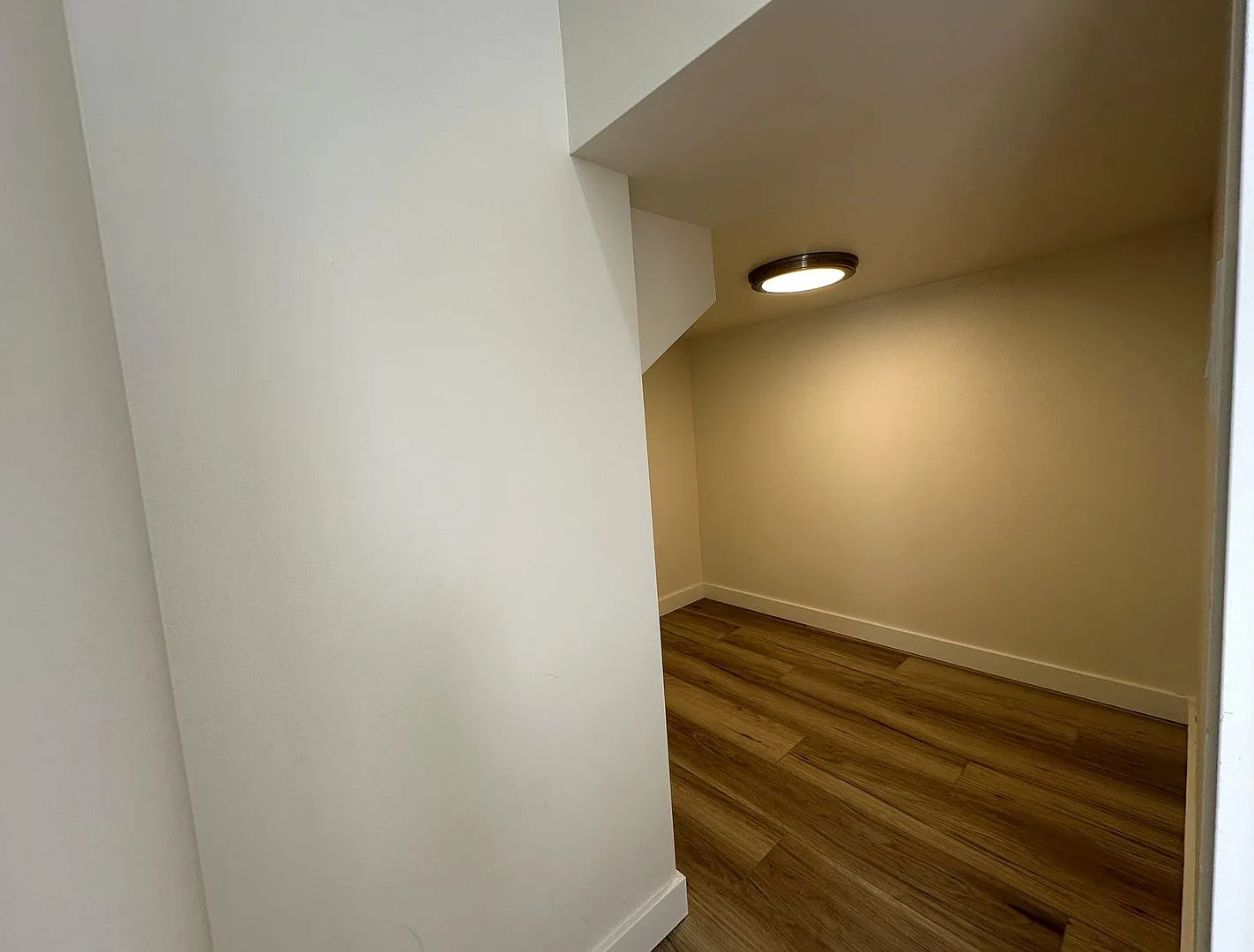 Gorgeous Split-Level Home in Historic Bayside with Washer/Dryer and Prime Location — Photo 3