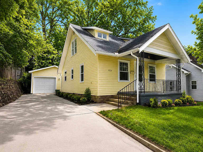 1120 W Maple St — Photo 4