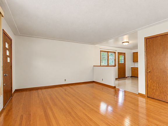 5th image of 2602 37th Ave NE