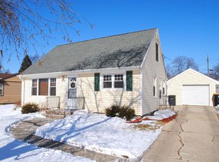 10936 W Hope Ave, Wauwatosa, WI 53222