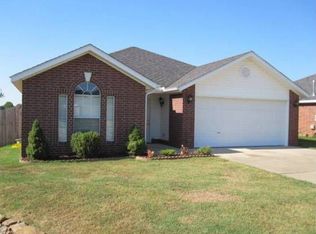 871 Honeysuckle Dr, Centerton, AR 72719