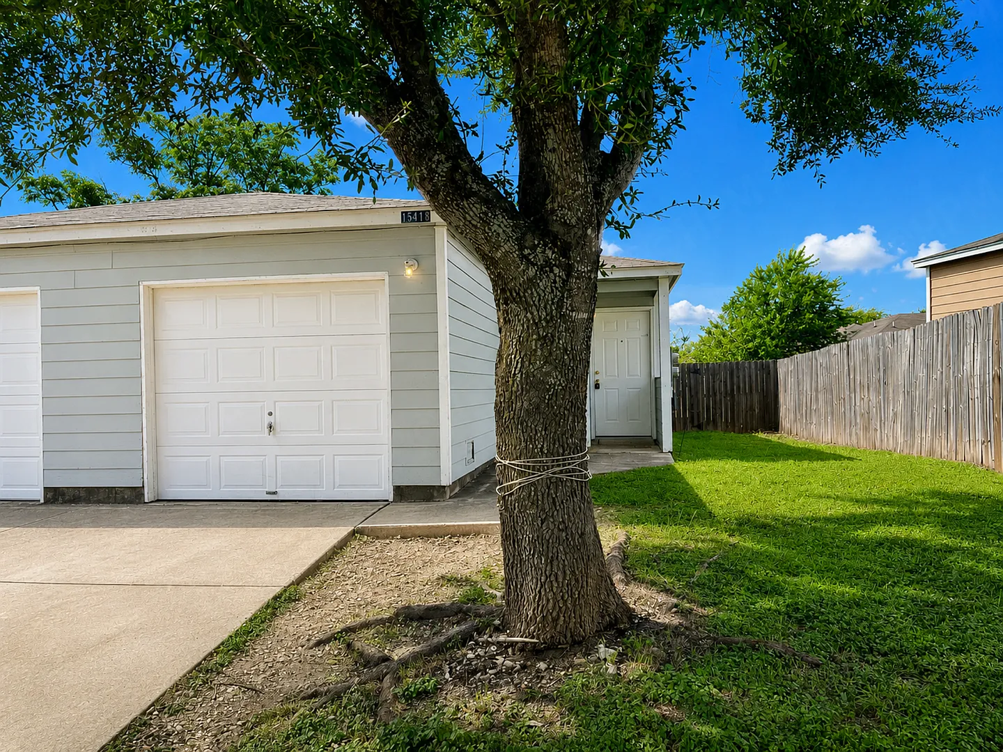 Kamary Lane-15418-15420 — Photo 1