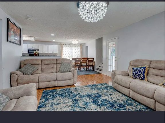 3rd image of 208 Maxwell Pl