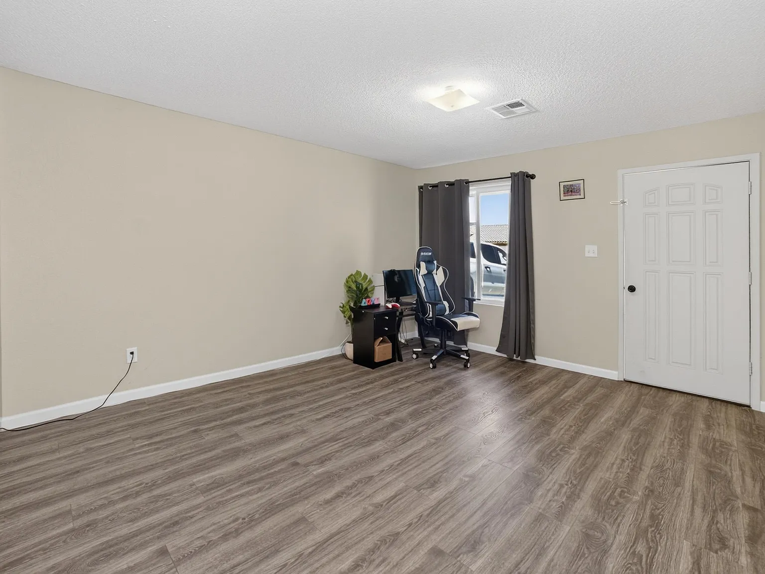 4 bed, 2.0 bath, 1720 sqft, $2,000 — Photo 3
