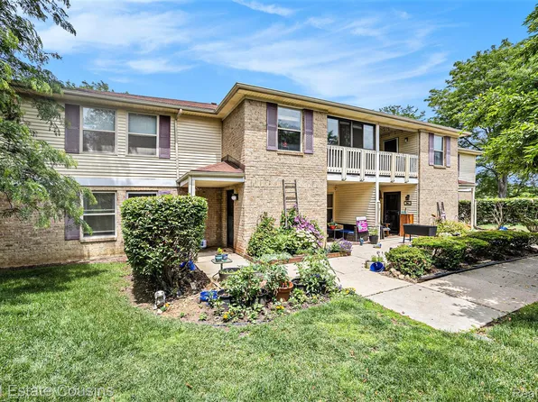 61023 Greenwood Dr, South Lyon, MI 48178