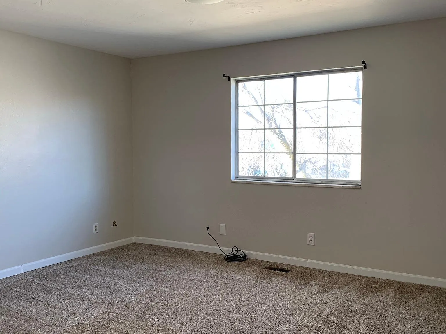 4 bed, 1938 sqft, $1,950 — Photo 4