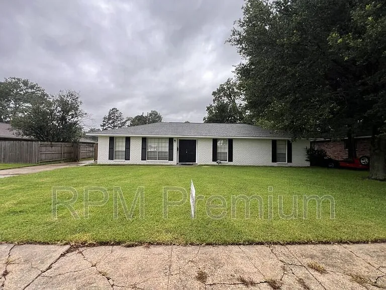 464 Wilton Dr — Photo 1
