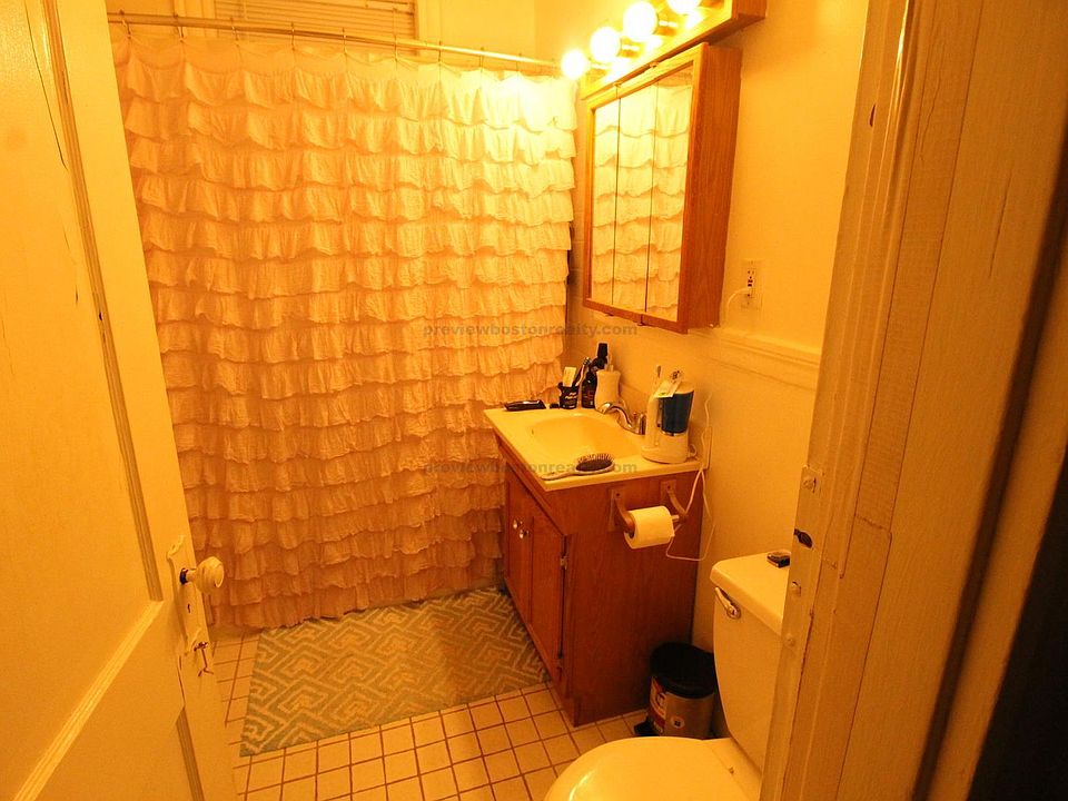 2nd image of 10 Lothian Rd #101