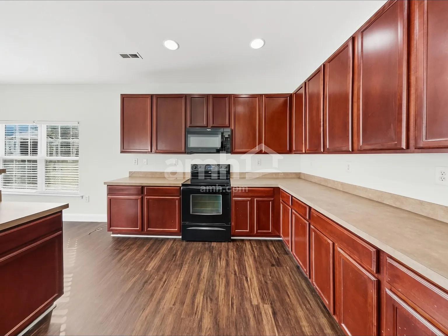 3 bed, 2.5 bath, 2425 sqft, $2,270 — Photo 3