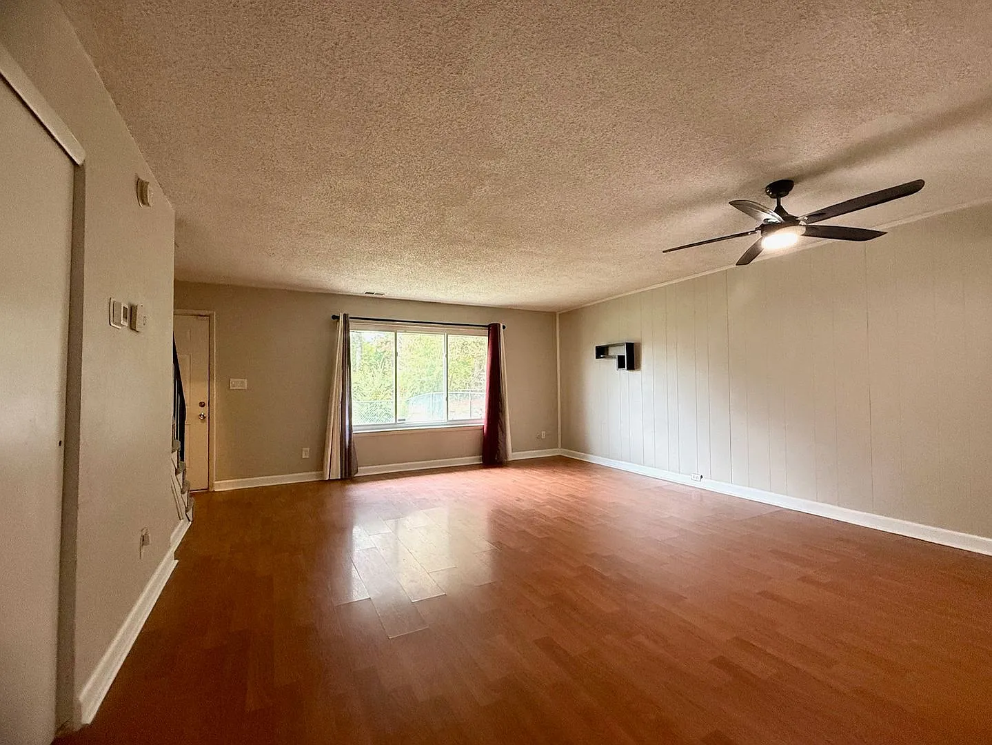 Charming 3-Bedroom Townhome with Fenced Yard — Photo 4